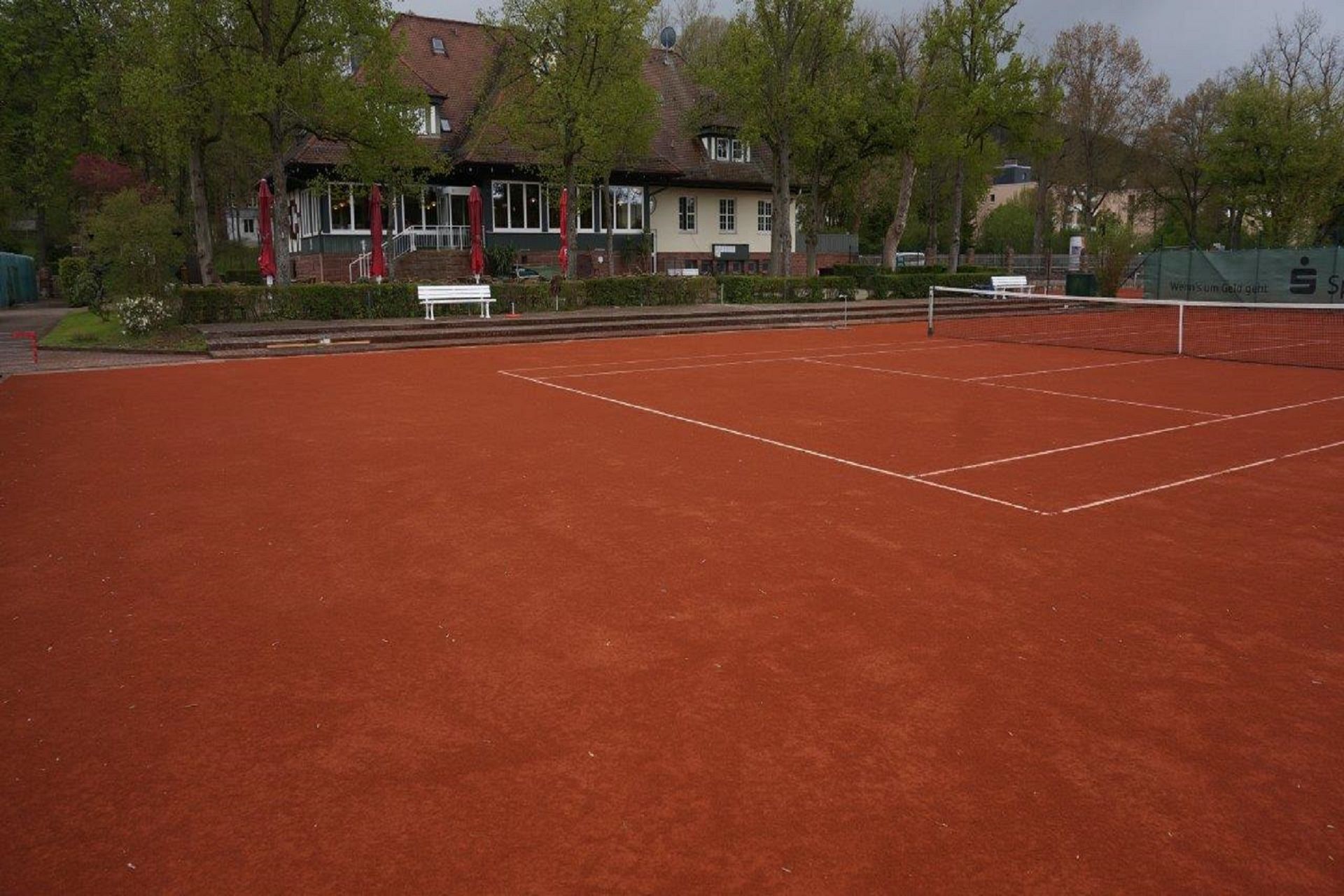 Foto eines Tennisplatzes des Tennis-Club Rot-Weiß in Bad Kissingen