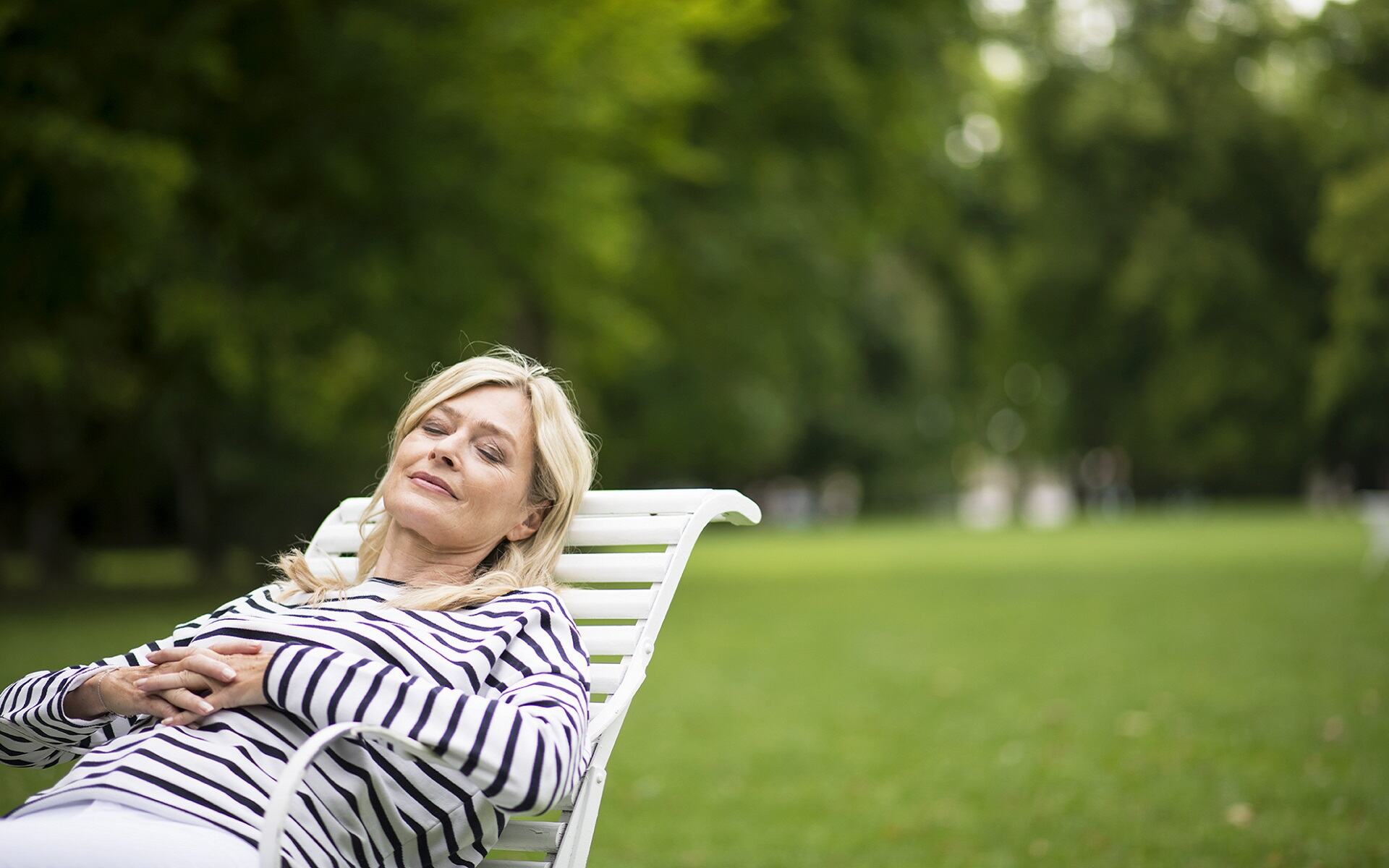 Frau entspannt auf Liege im Luitpoldpark in Bad Kissingen