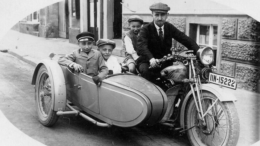 8 Gustav Neustädter und seine drei Söhne unterwegs mit dem Motorrad, um 1934 c David Neustädter_Großformat