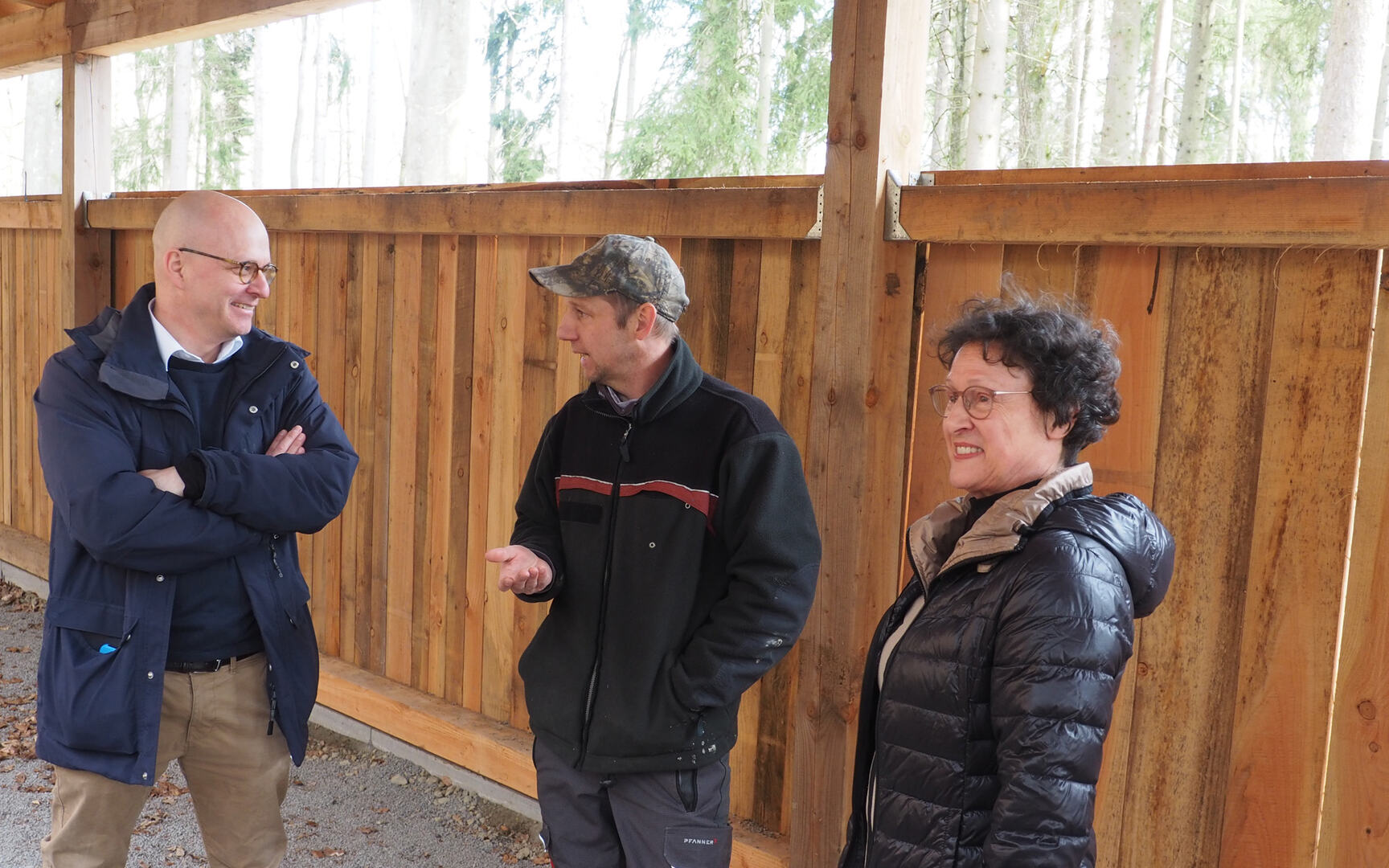 Oberbürgermeister Dr. Dirk Vogel lässt sich von Stadtförster David Scheuthle und der Vorsitzenden des Vereins Freunde des Wildparks Klaushof e.V. über das neue Uhu-Gehege informieren.