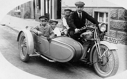 8 Gustav Neustädter und seine drei Söhne unterwegs mit dem Motorrad, um 1934 c David Neustädter_Miniaturbild